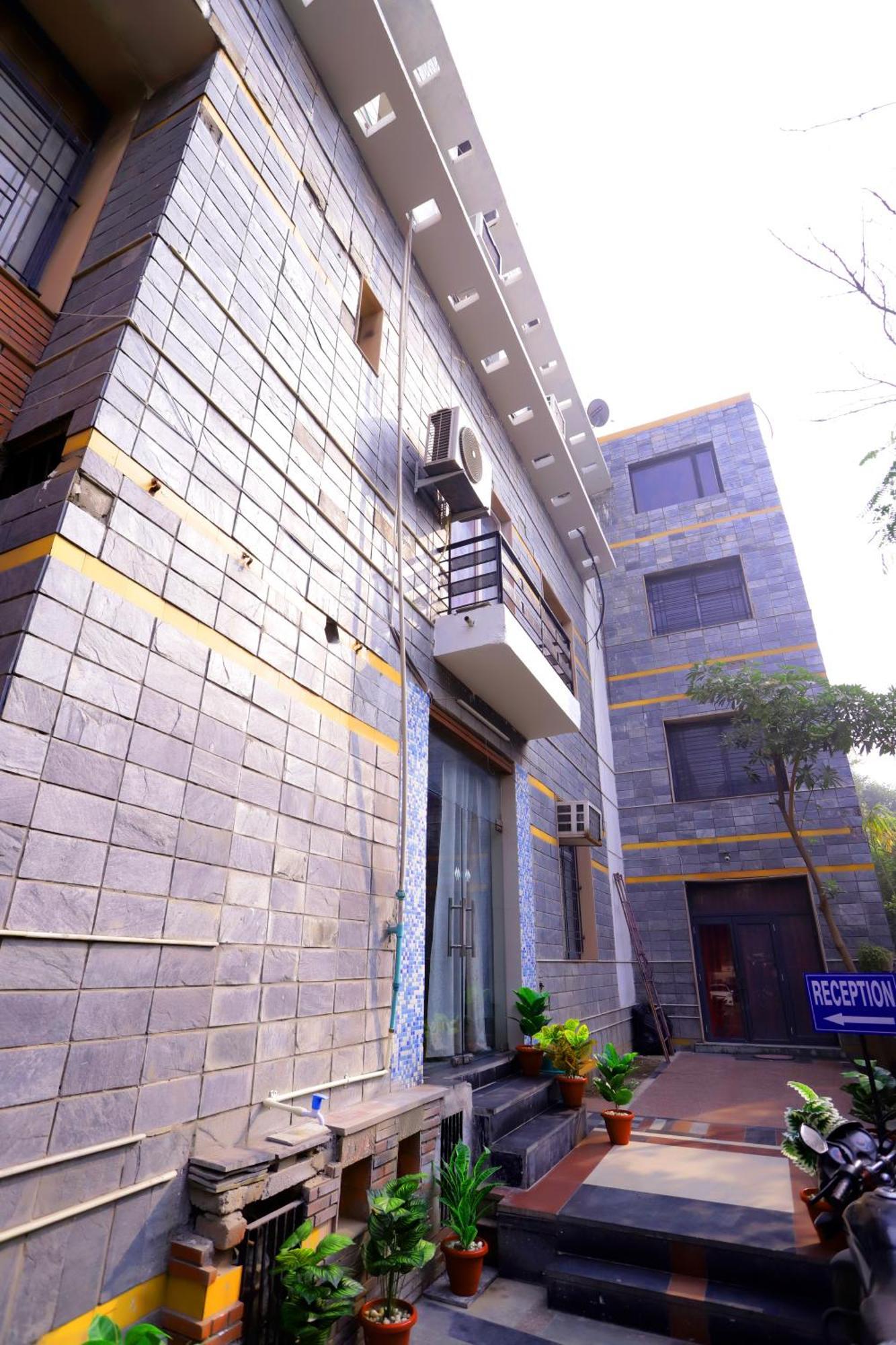 Hotel Warm Welcome - Noida Sector 51 Экстерьер фото