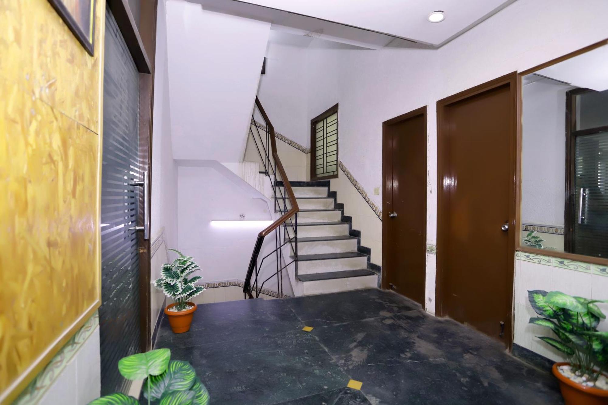 Hotel Warm Welcome - Noida Sector 51 Экстерьер фото